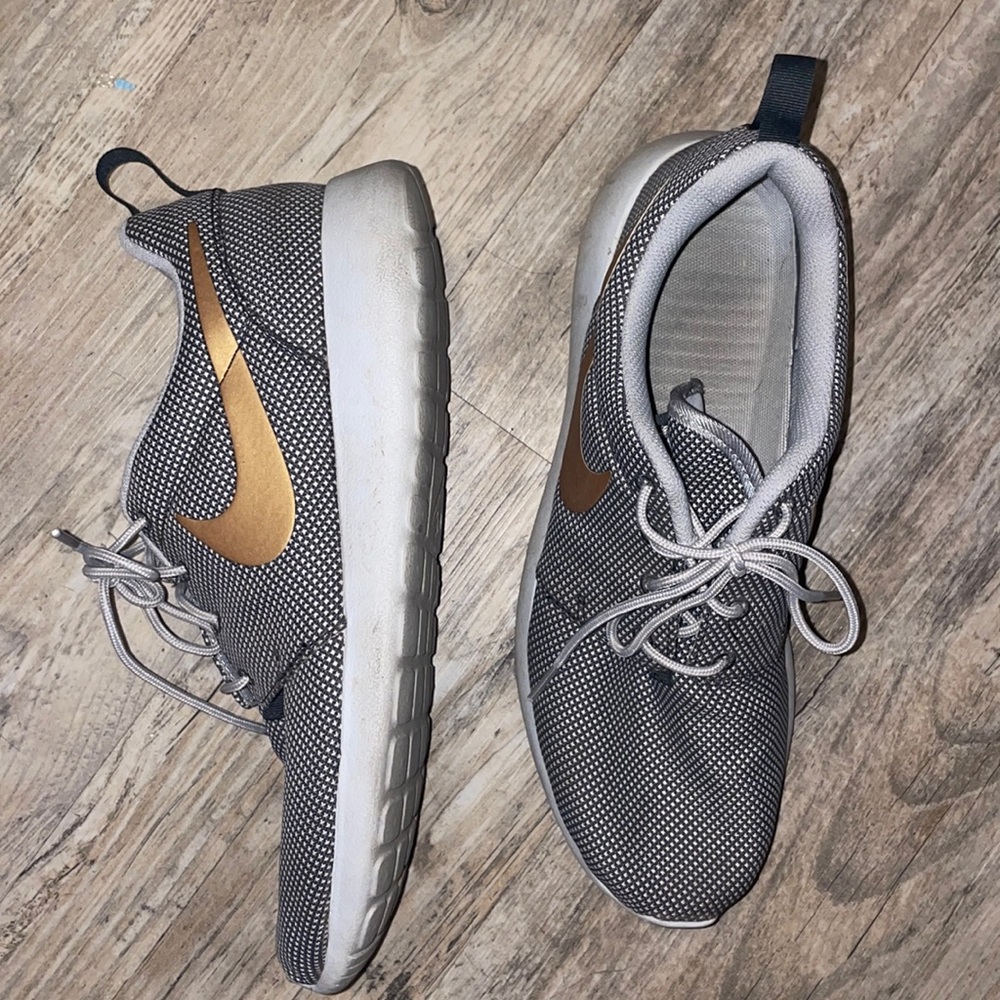Nike roshe sneaker. Size 10. Gold detail